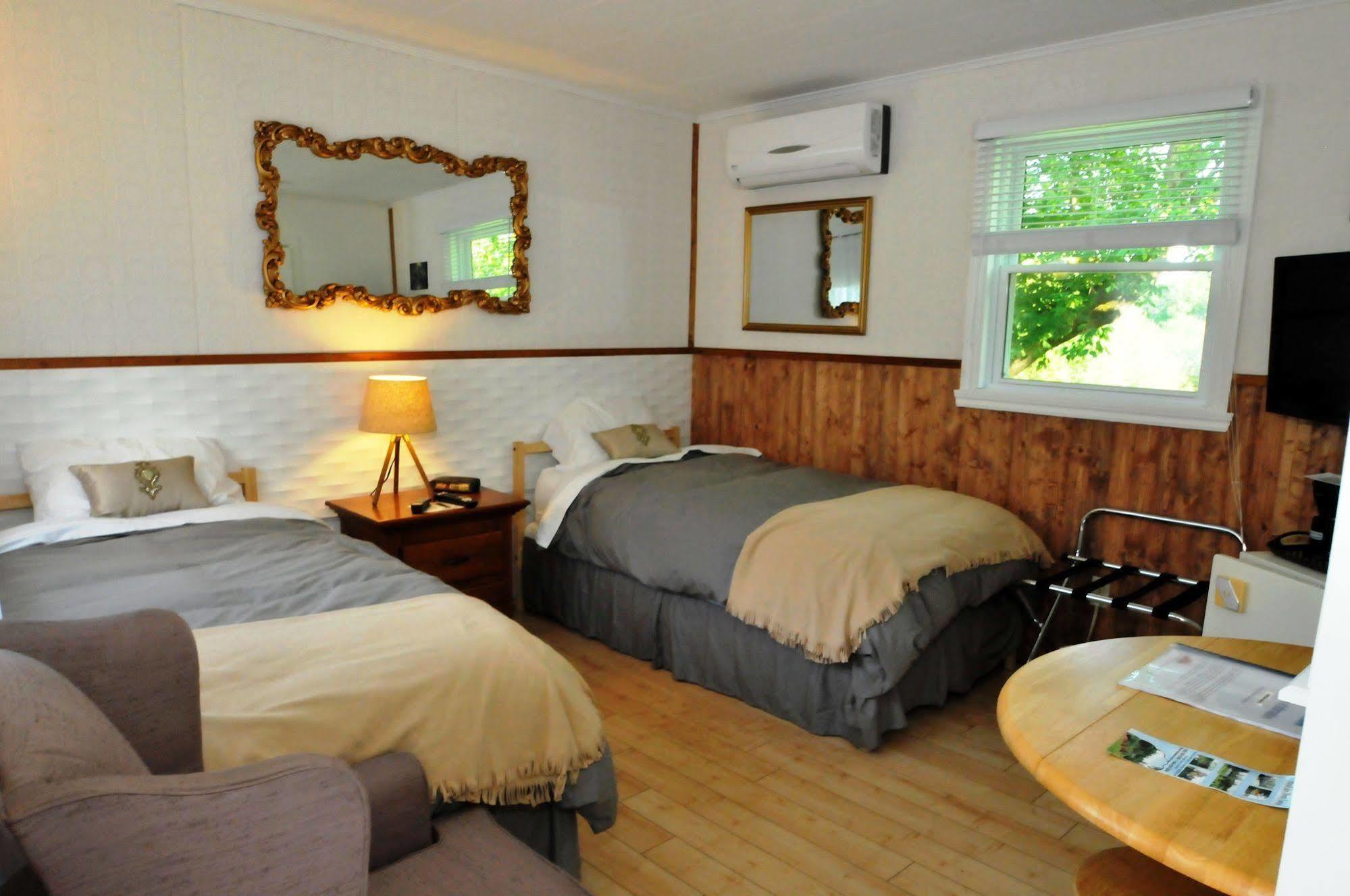 Motel Des Deux Lacs Waterloo Ngoại thất bức ảnh